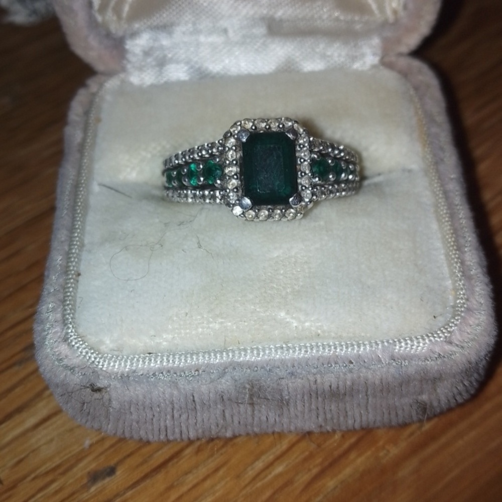 2.2 kt Colombian natural emerald ring with 8 other small emeralds and diamonds